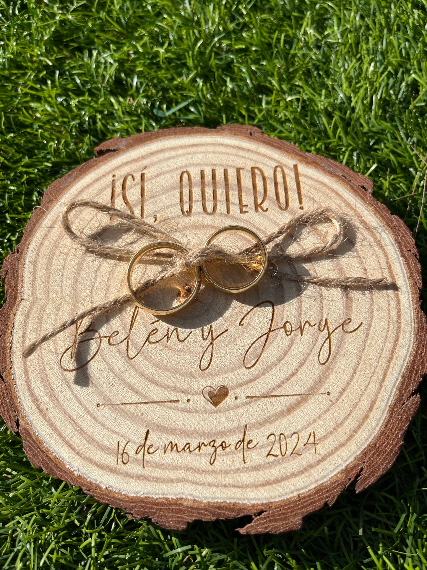 Porte-alliance en bois personnalisé.