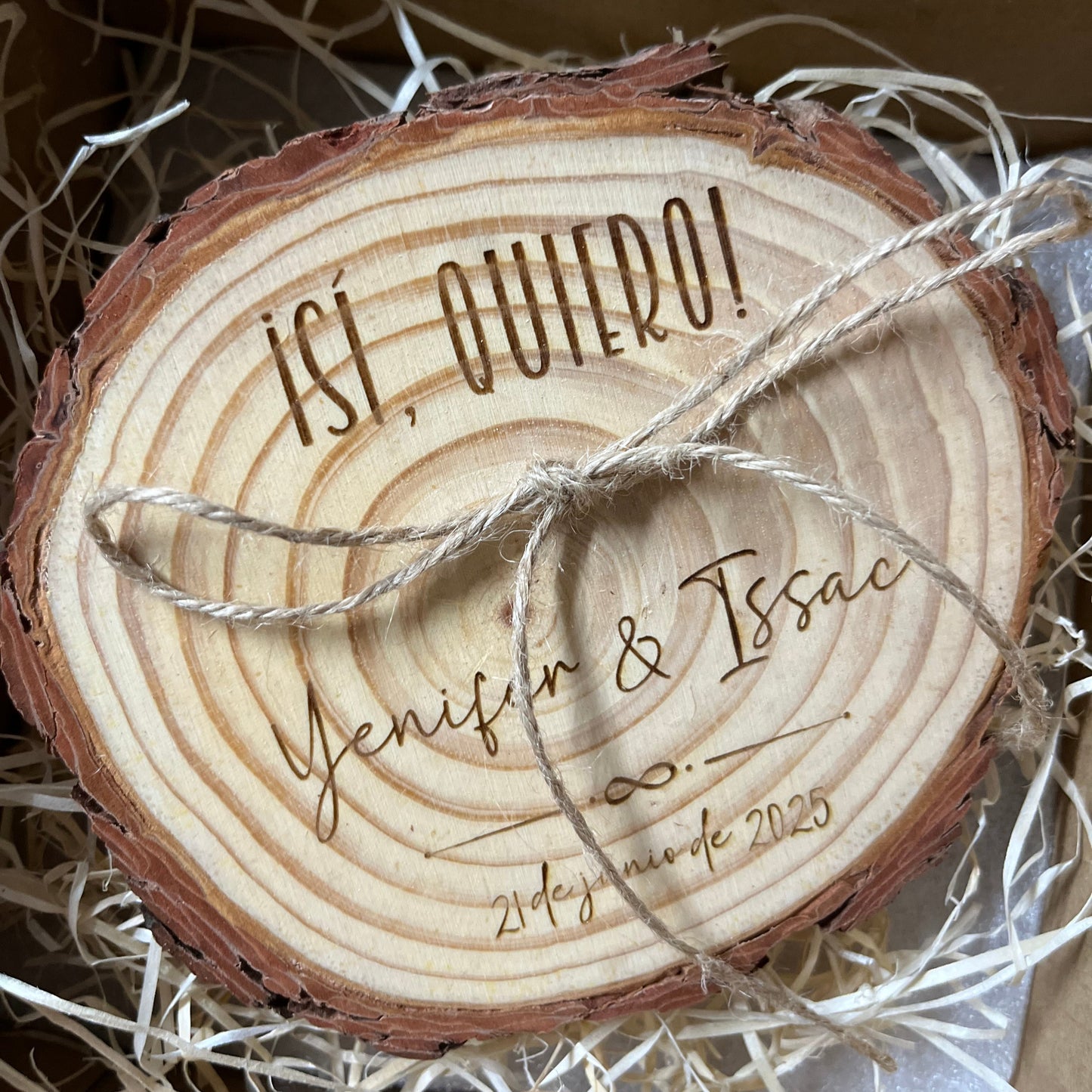 Porte-alliance en bois personnalisé.