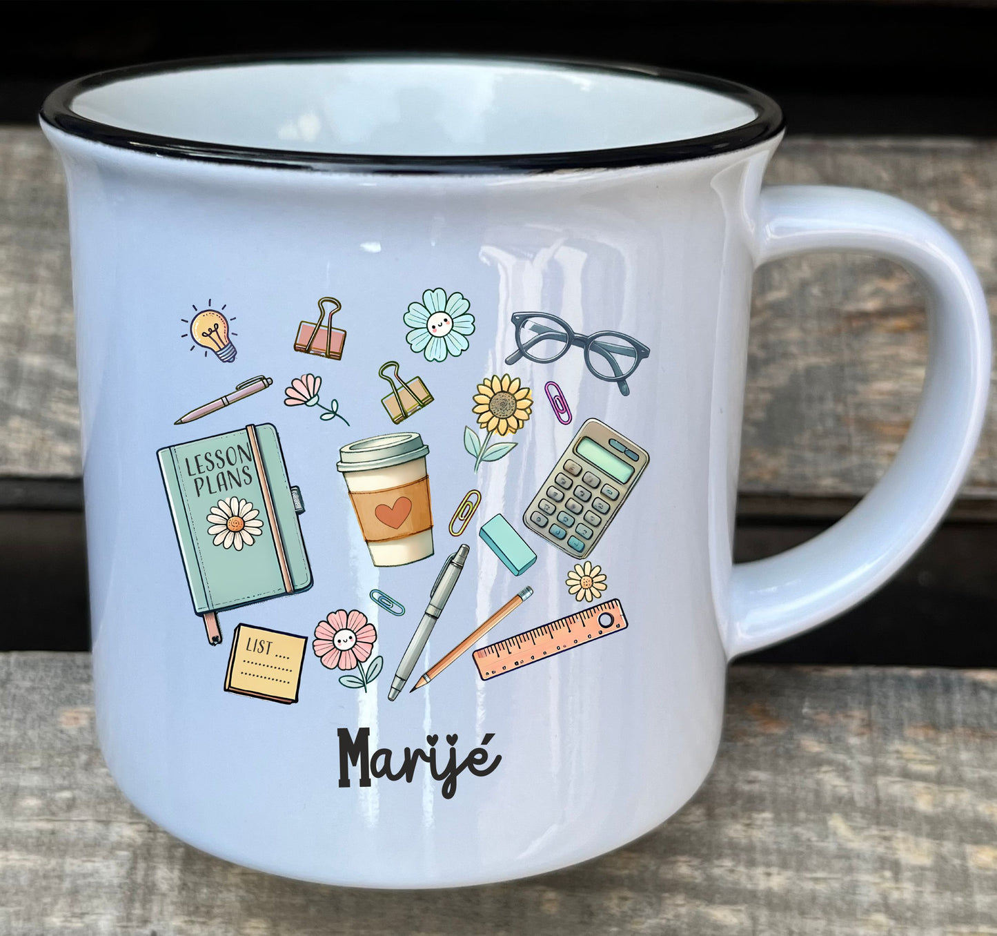 Conception d'anniversaire vintage de tasse personnalisée.