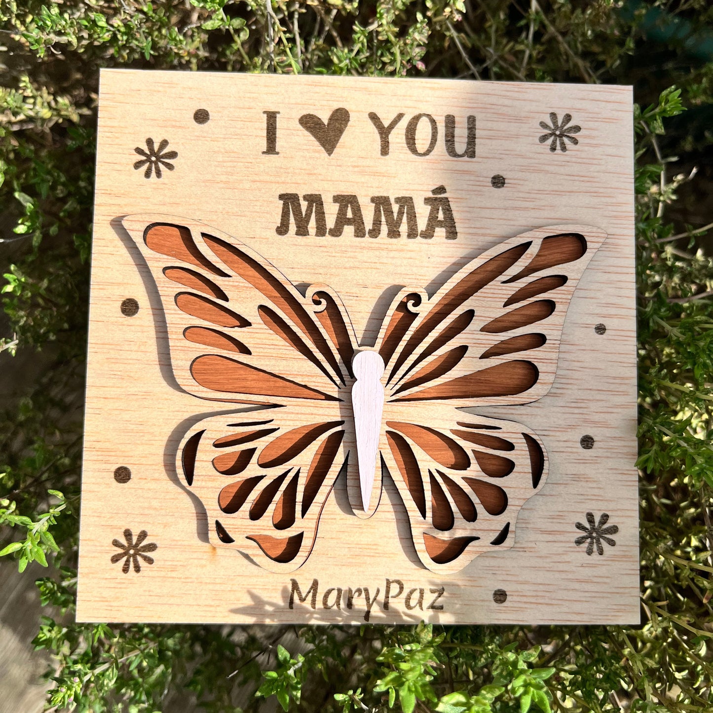 tarjeta de madera grabada con mensaje personalizado para el día de las madres