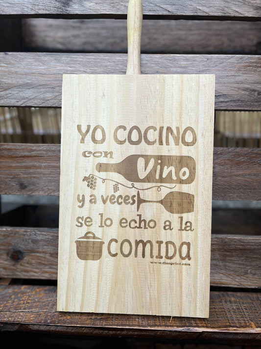 Planche en bois personnalisée Je cuisine avec du vin.