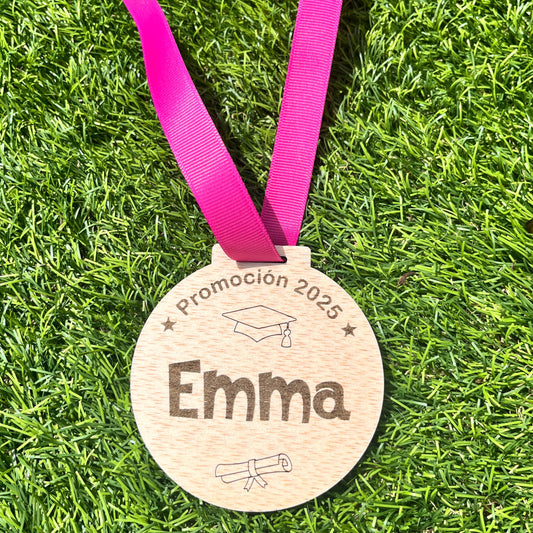 Medalla grabada en madera para fin de curso