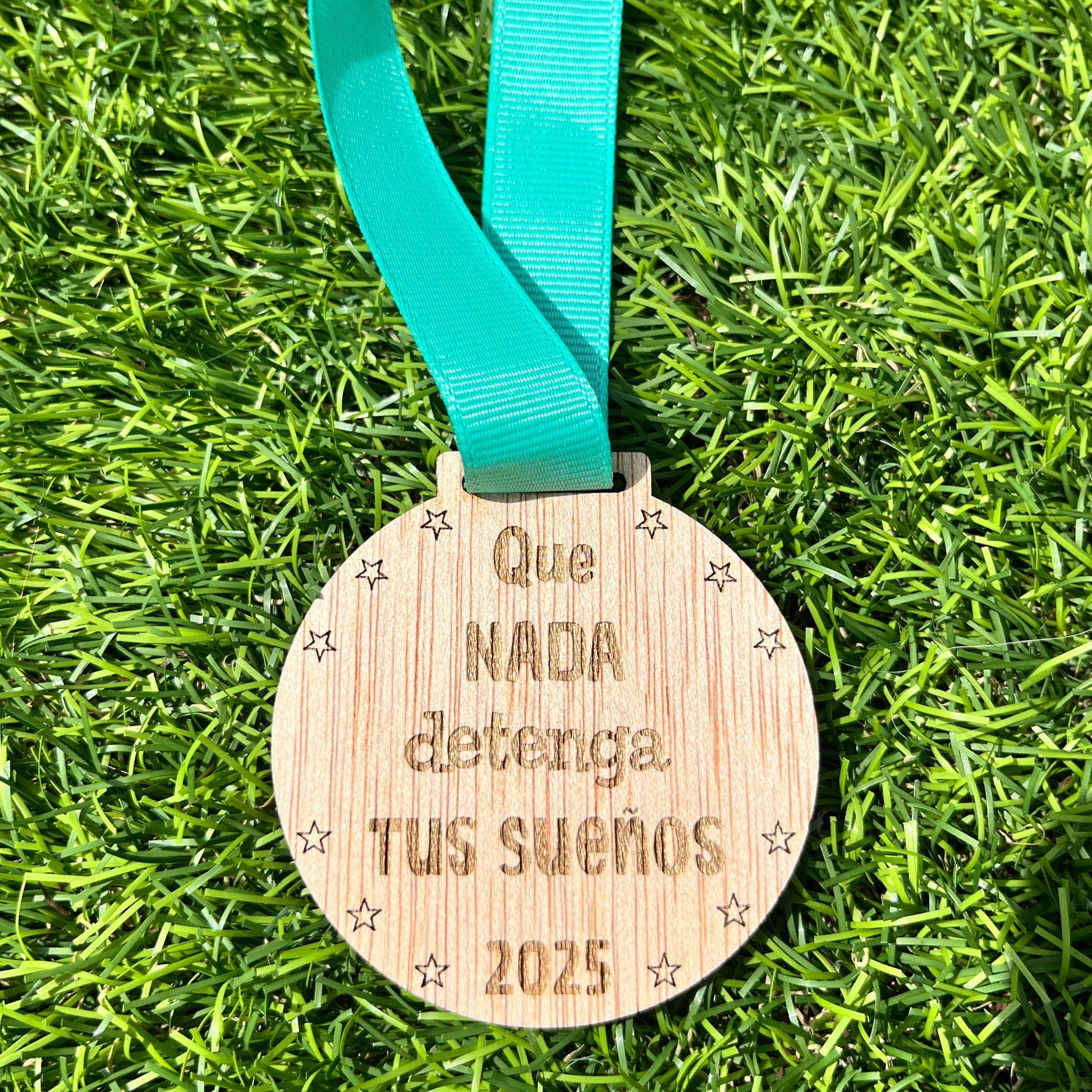 medallas de madera personalizadas para graduación con estrellas y mensaje