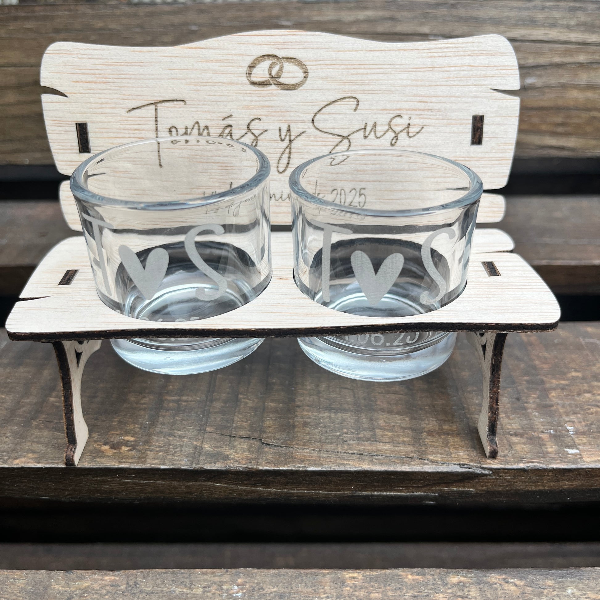 banco de madera grabado para chupitos de pareja