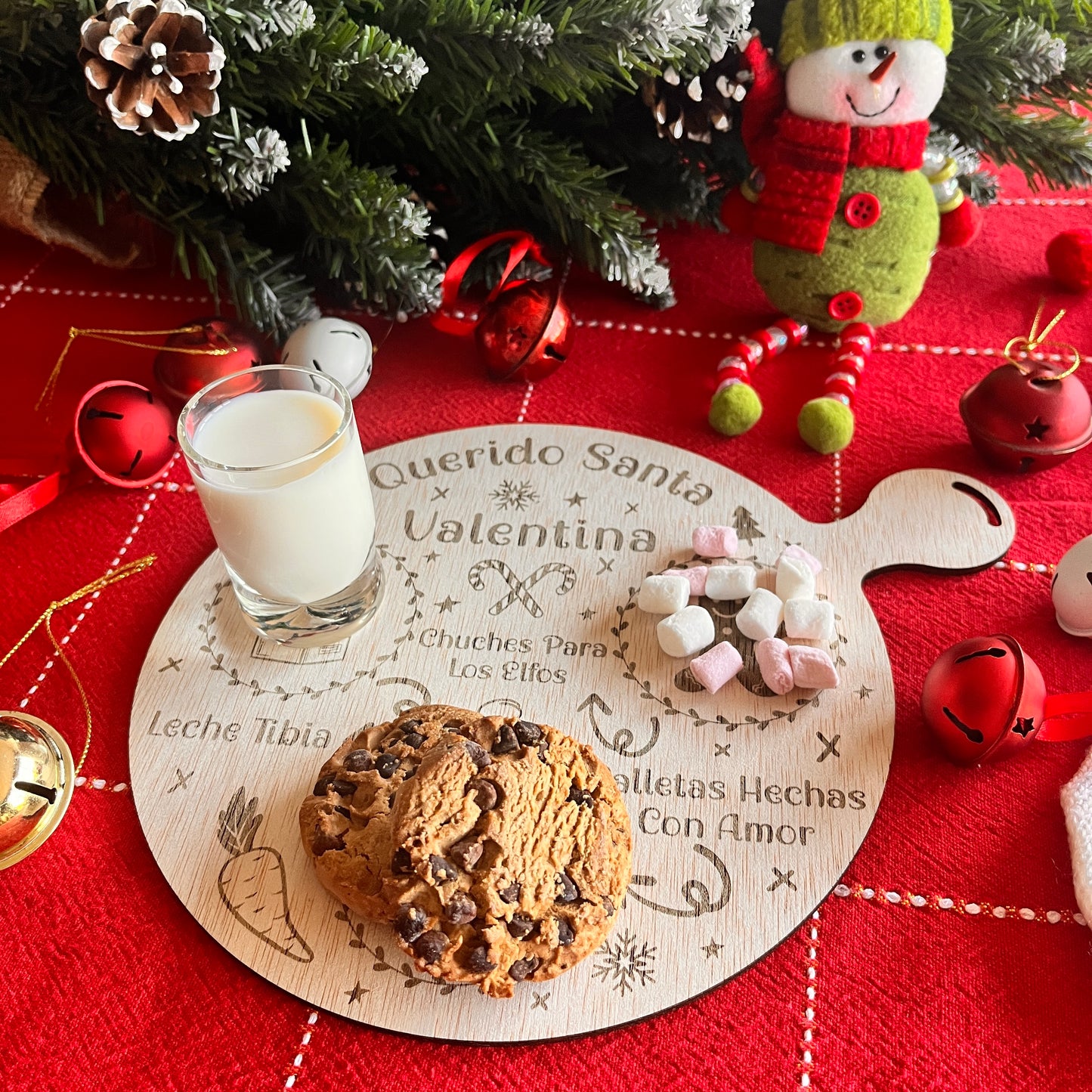 Tabla navideña de madera personalizada para Santa con espacios para leche, galletas y chuches