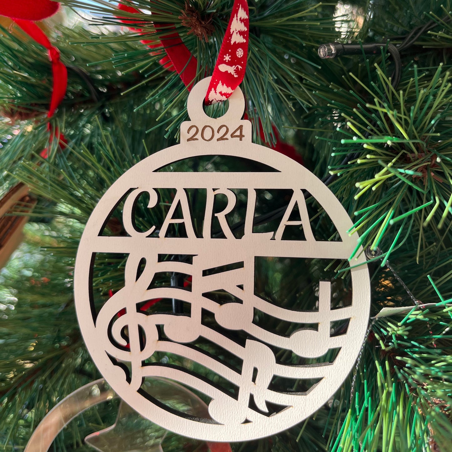Bola de navidad con diseño de notas musicales en madera capa blanca
