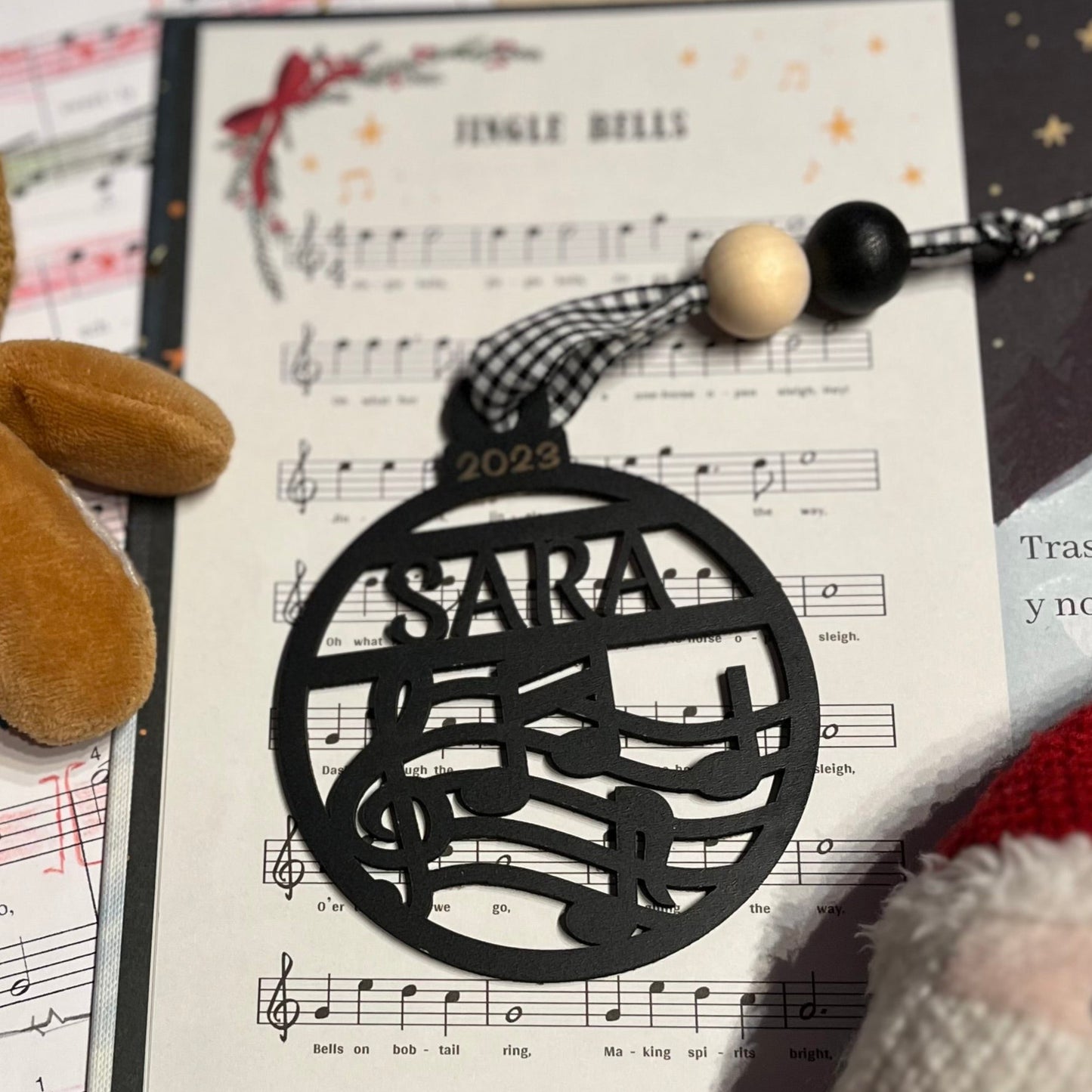 ola de navidad con diseño de notas musicales en madera capa negra y apliques de madera