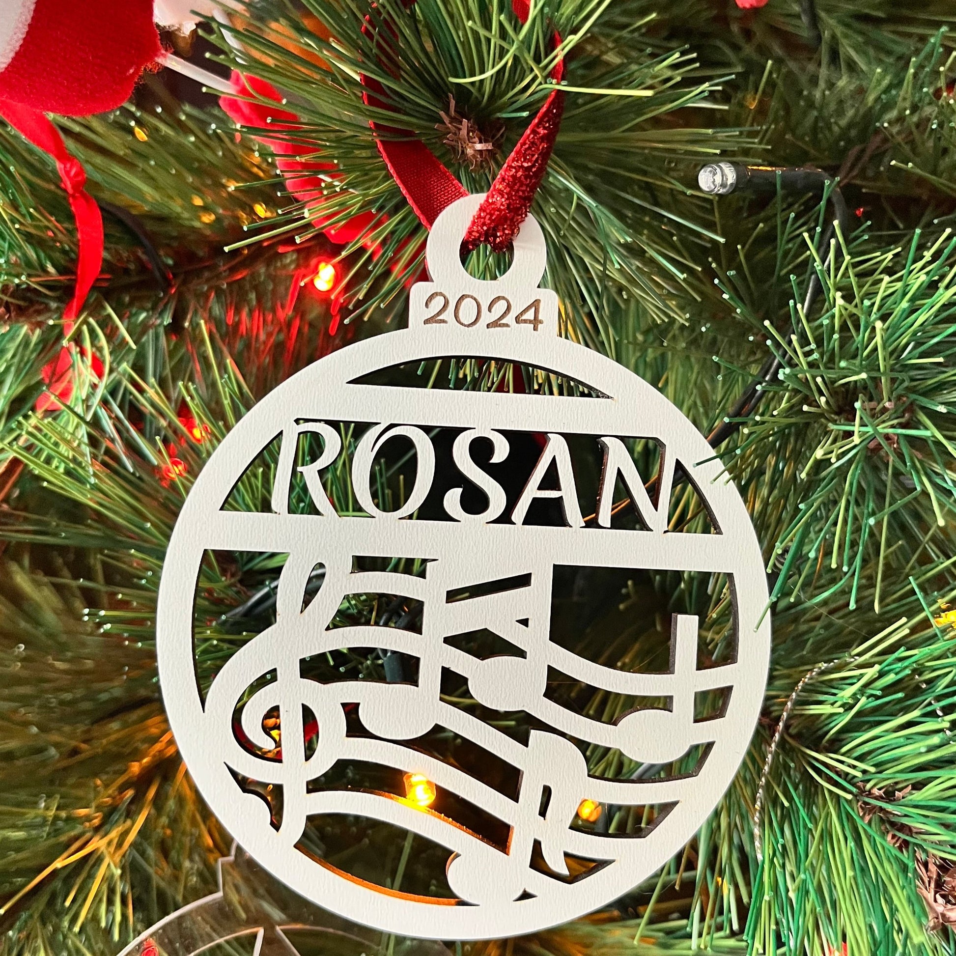 Diseño de bola de navidad en madera dm blanca connotas musicales