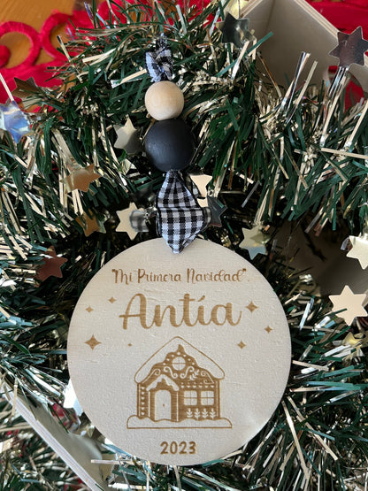 bola navideña de madera con nombre grabado