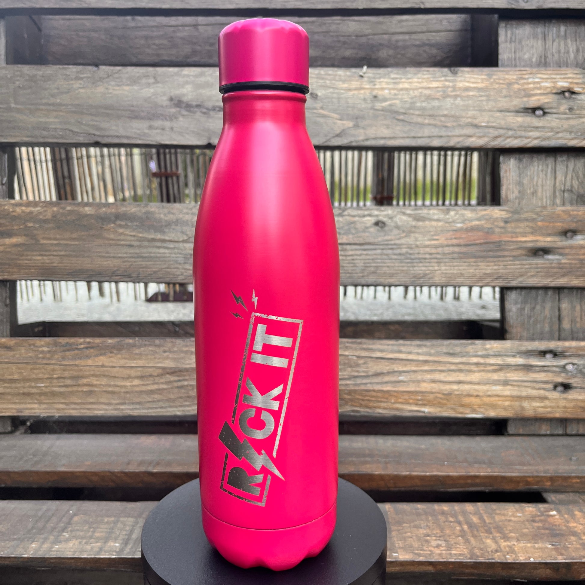 botella fucsia personalizada con mensaje rock it