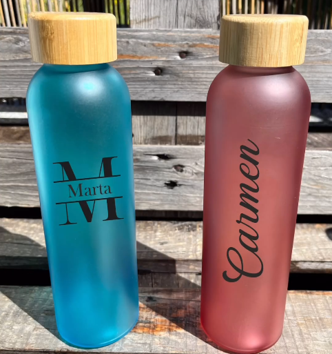 Juego de botellas azul y roja personalizadas con nombres