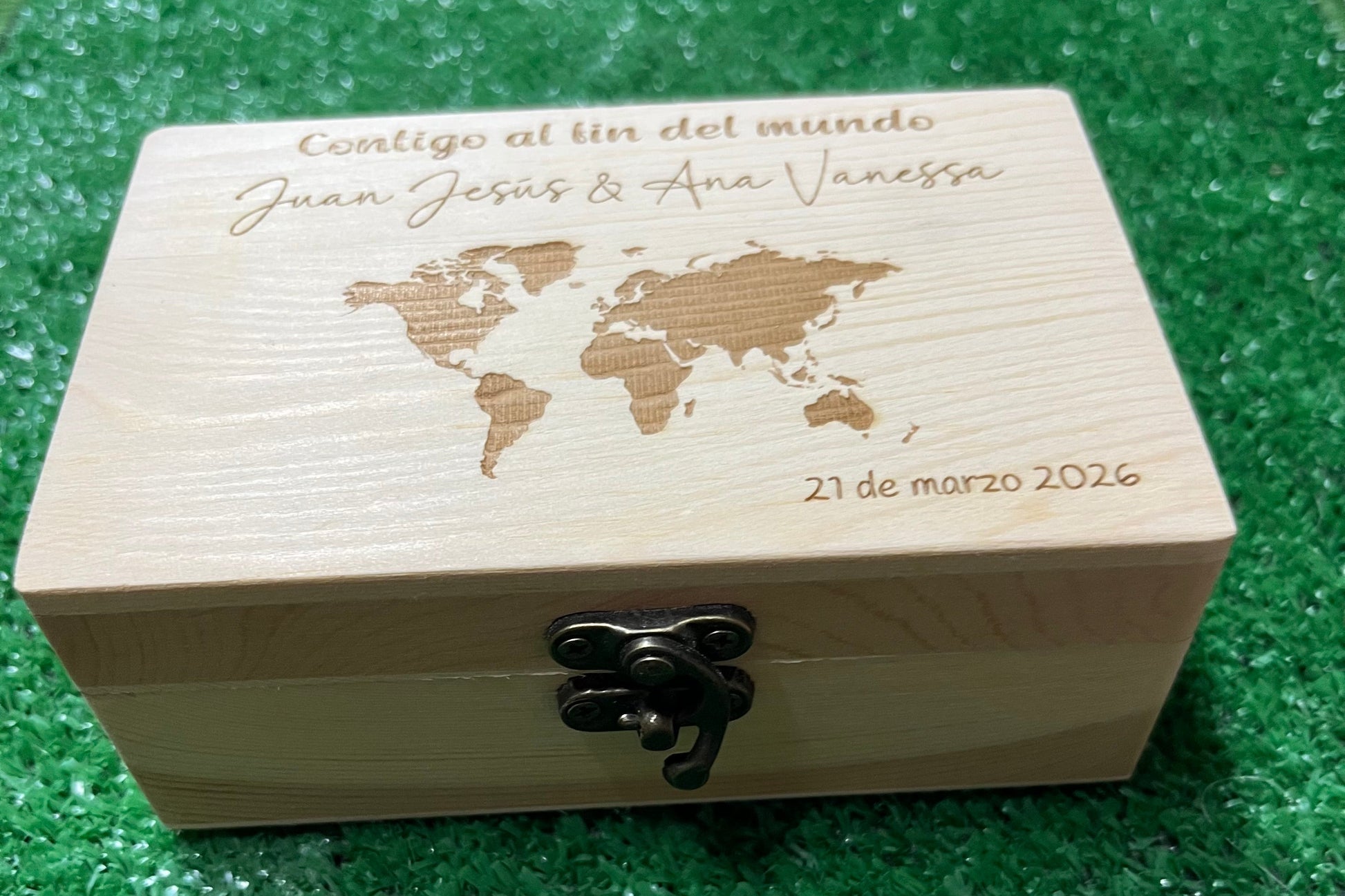 Caja para arras de madera personalizada para tu boda con mapa mundi