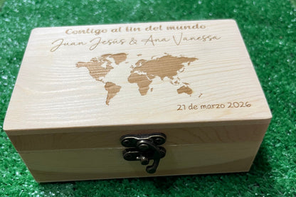Caja para arras de madera personalizada para tu boda con mapa mundi