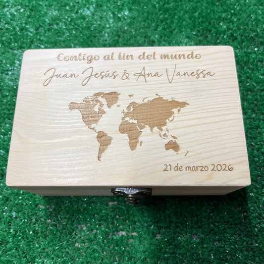 Caja para arras de madera personalizada para tu boda con mapa mundi