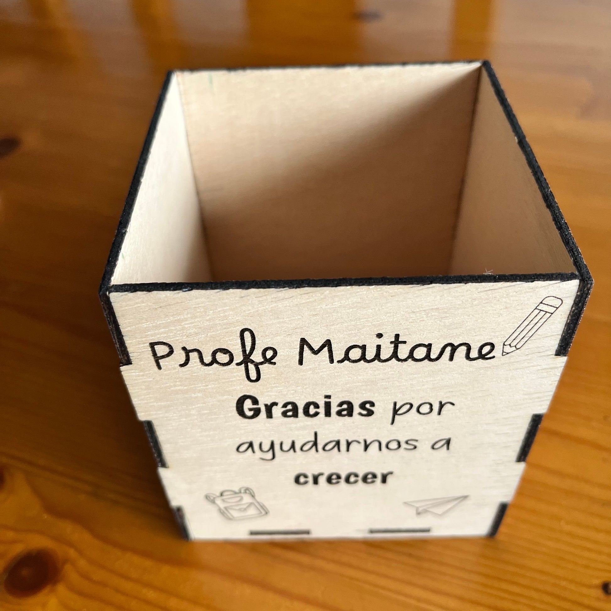 caja de madera con nombre grabado personalizada