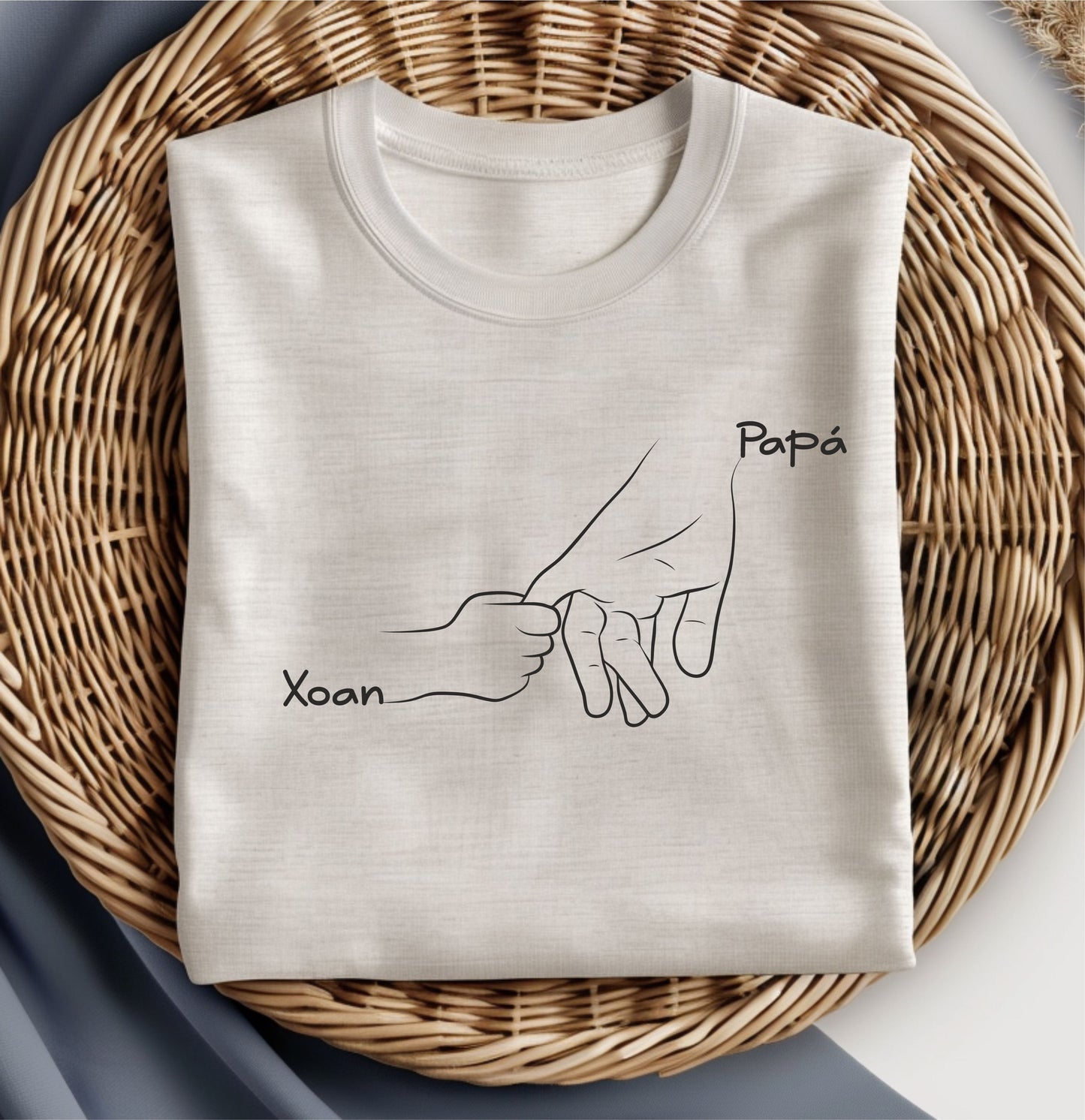 Camiseta con diseño de manos entrelazadas