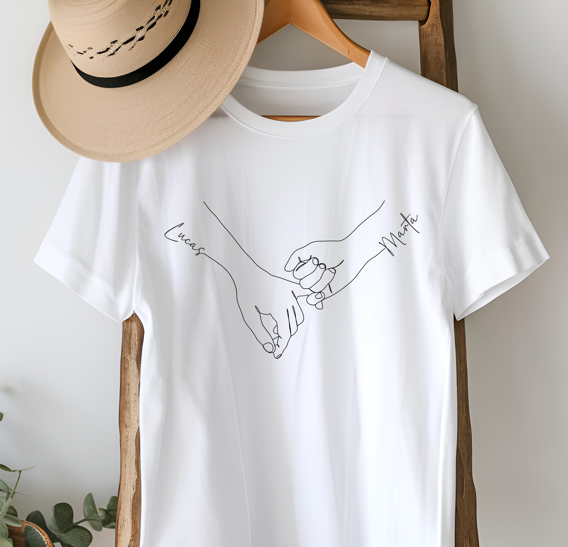 Camiseta con dibujo de manos entrelazadas