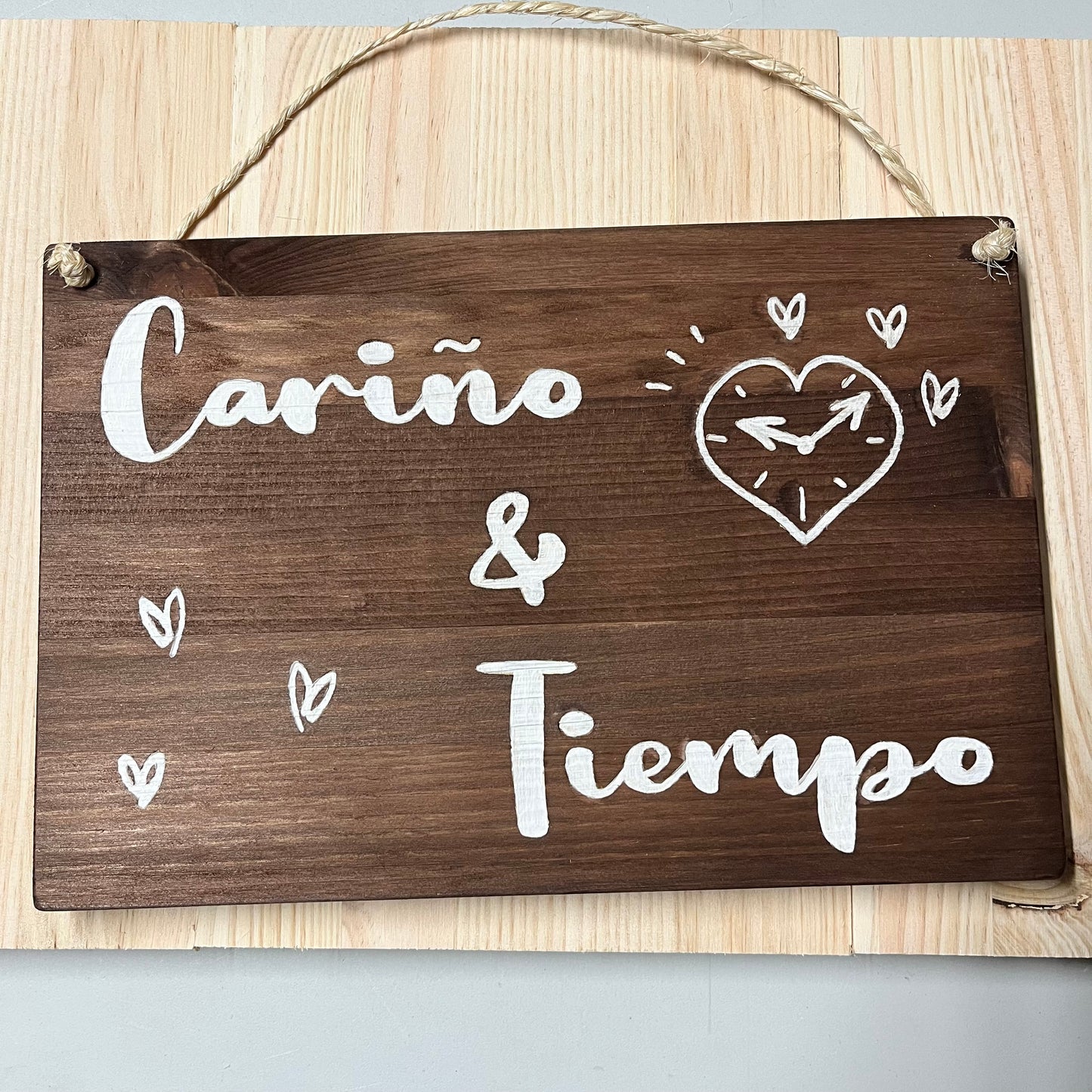 Cartel de madera pintada a mano con grabado