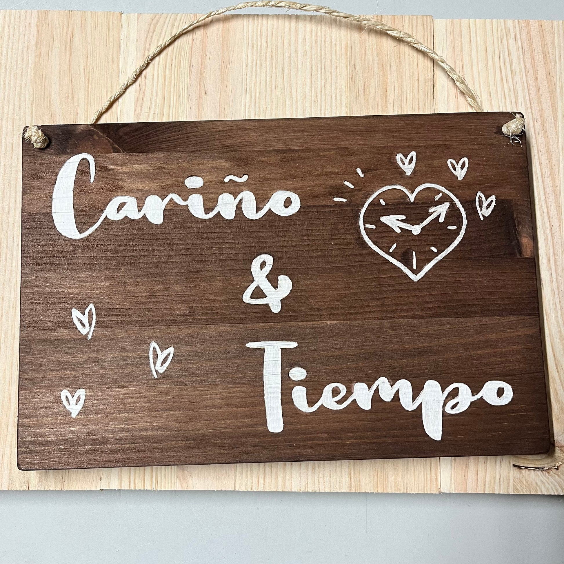 Cartel de madera pintada a mano con grabado