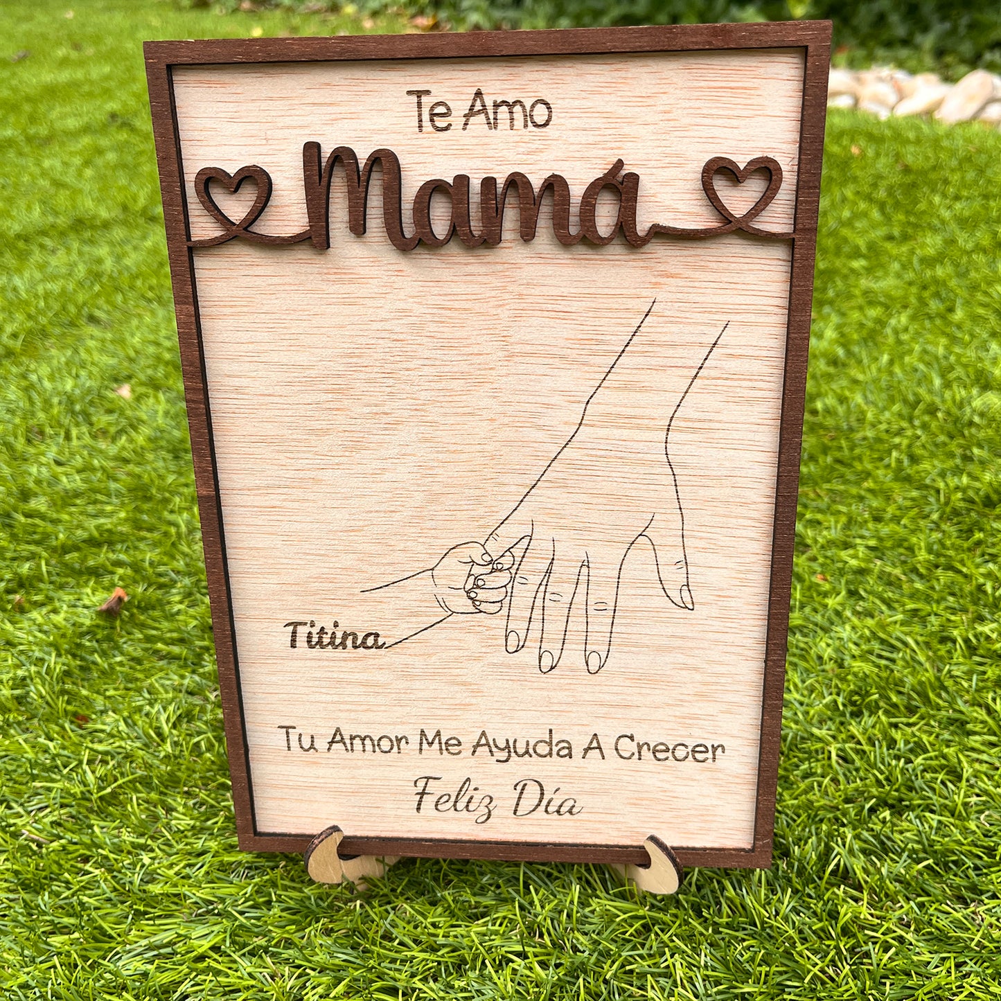 letrero de madera personalizado para día de la madres  con las manos de mamá e hijo