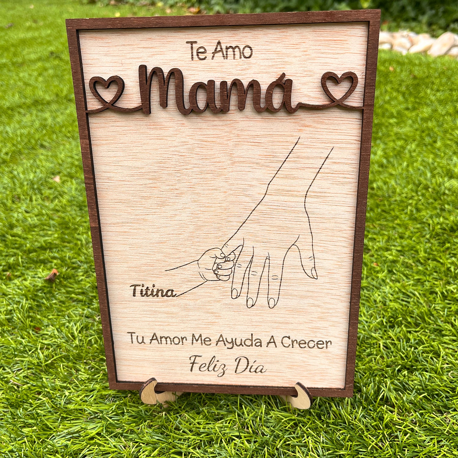 letrero de madera personalizado para día de la madres  con las manos de mamá e hijo