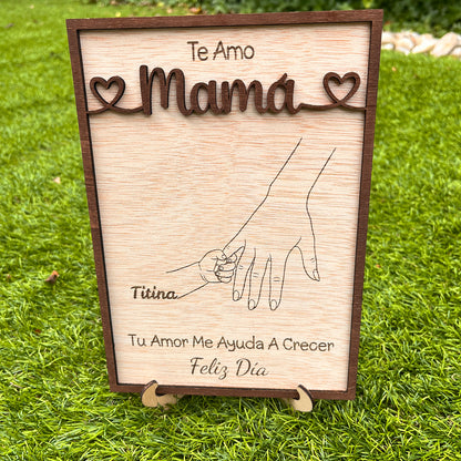 letrero de madera personalizado para día de la madres  con las manos de mamá e hijo
