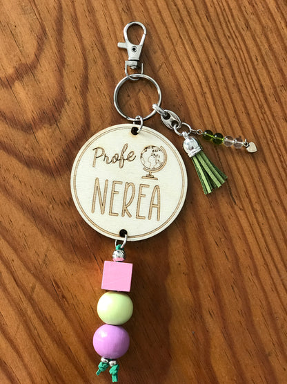 regalo económico personalizado para profesores fin de curso madera con detalles de colores