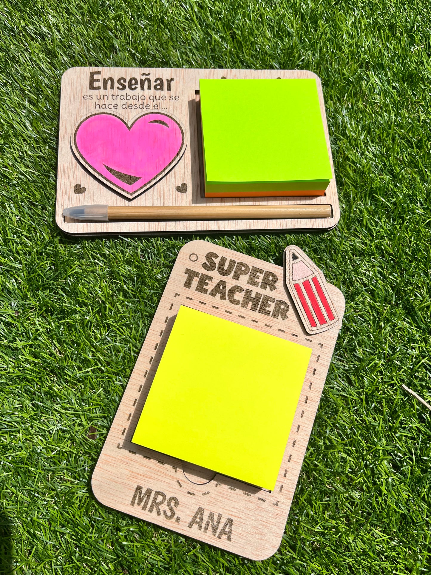 porta notas de madera personalizado con lápiz infinito