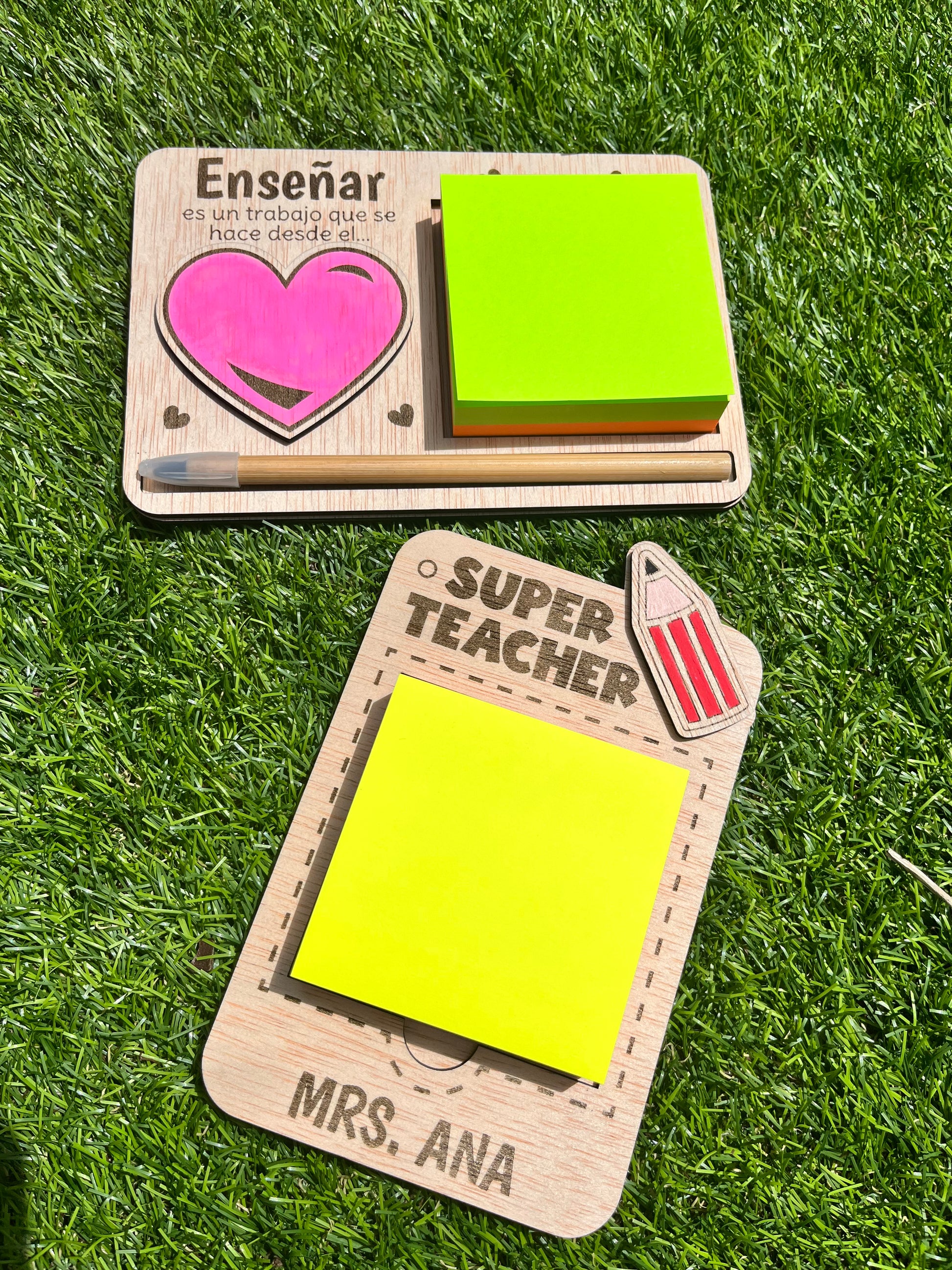 porta notas de madera personalizado con lápiz infinito