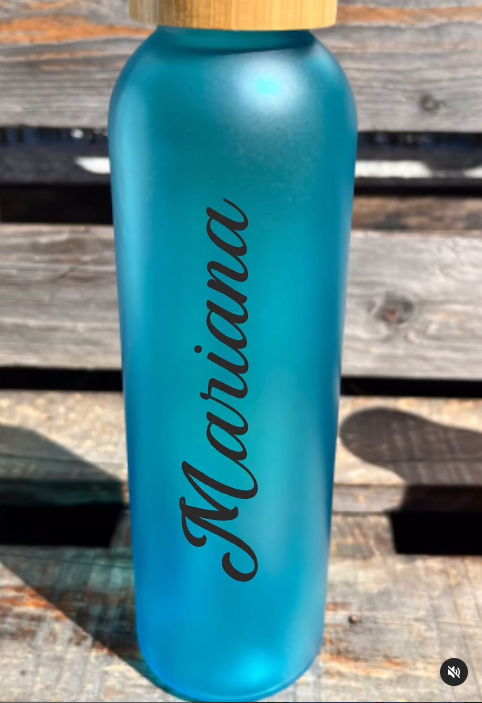 Botella de cristal azul personalizada con nombre