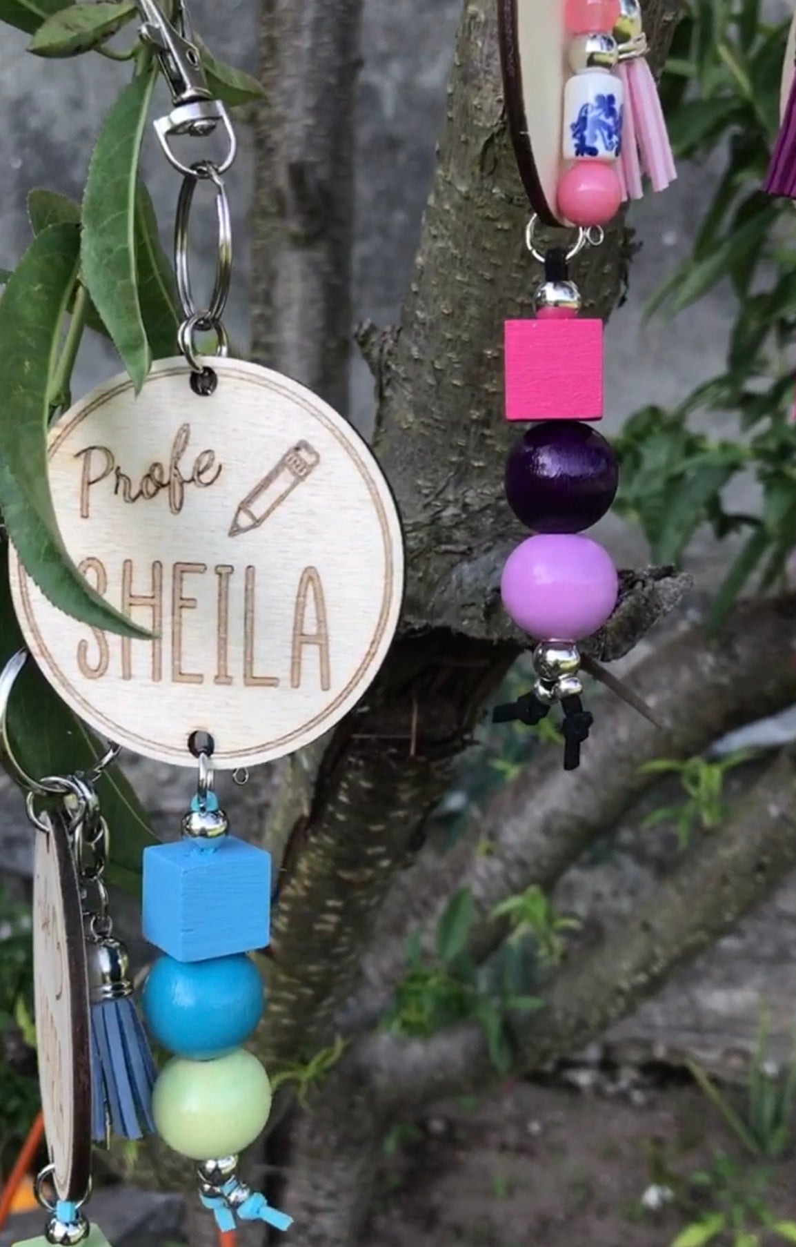 regalo de fin de curso para profesor con llavero personalizado de madera con apliques de colores
