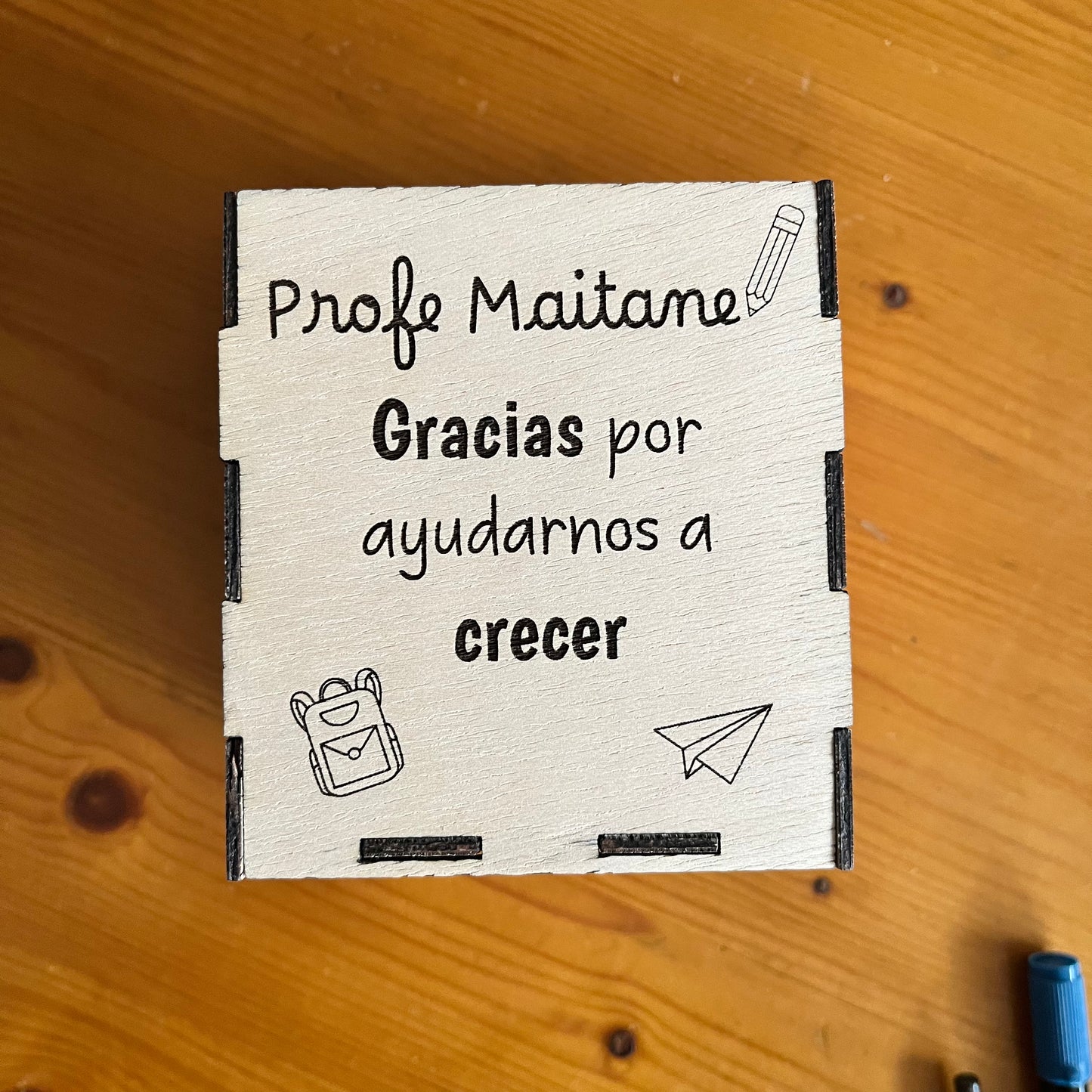 Grabado con mensaje para profes en nuestras cajas de madera TinoPrint