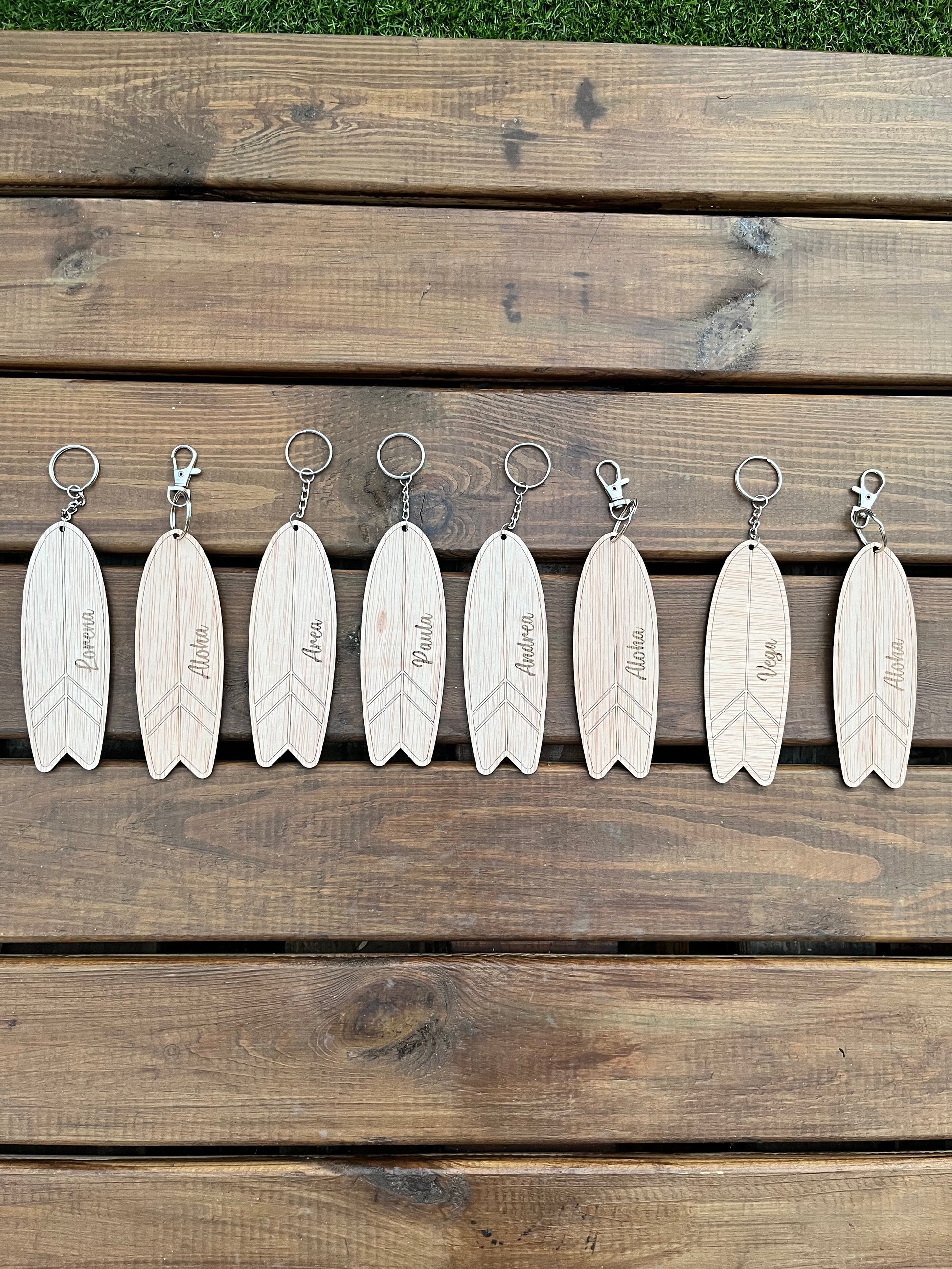 llavero de madera con diseño surf personalizado