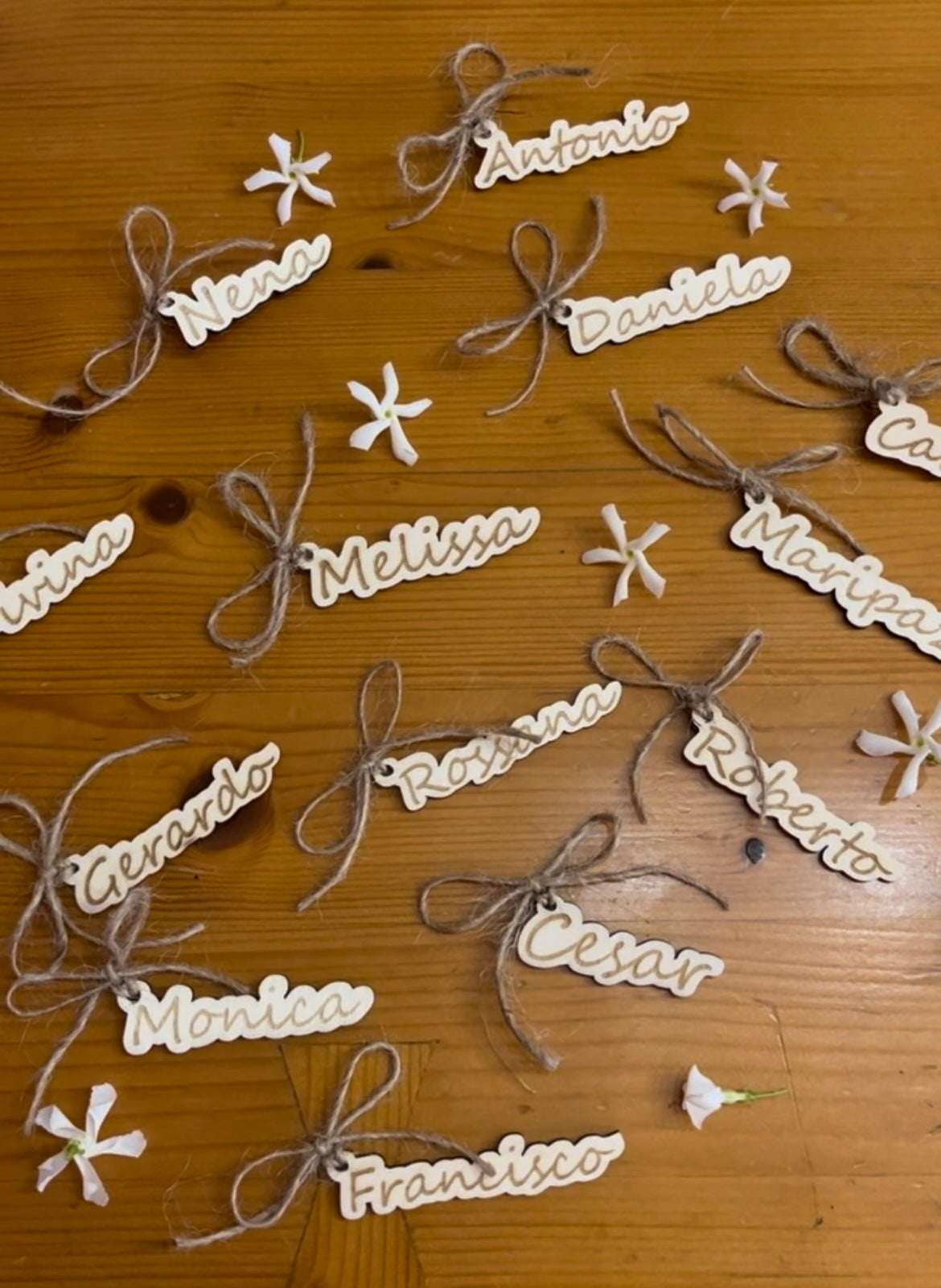 nombres de madera para invitados personalizados