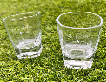 Pareja de vasos de chupitos con nombres grabados para bodas