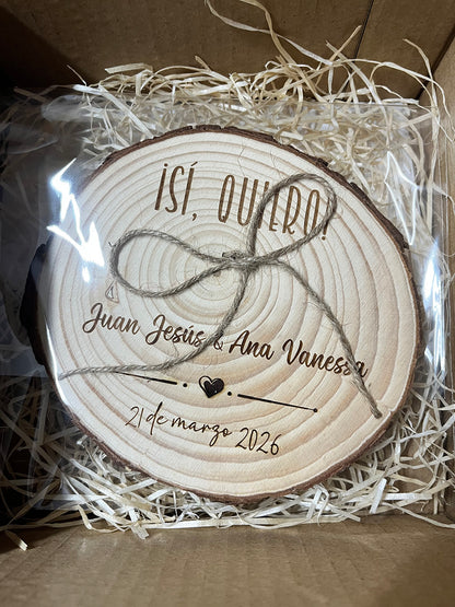 Envoltorio Porta alianzas de madera grabado con nombres Bodas originales