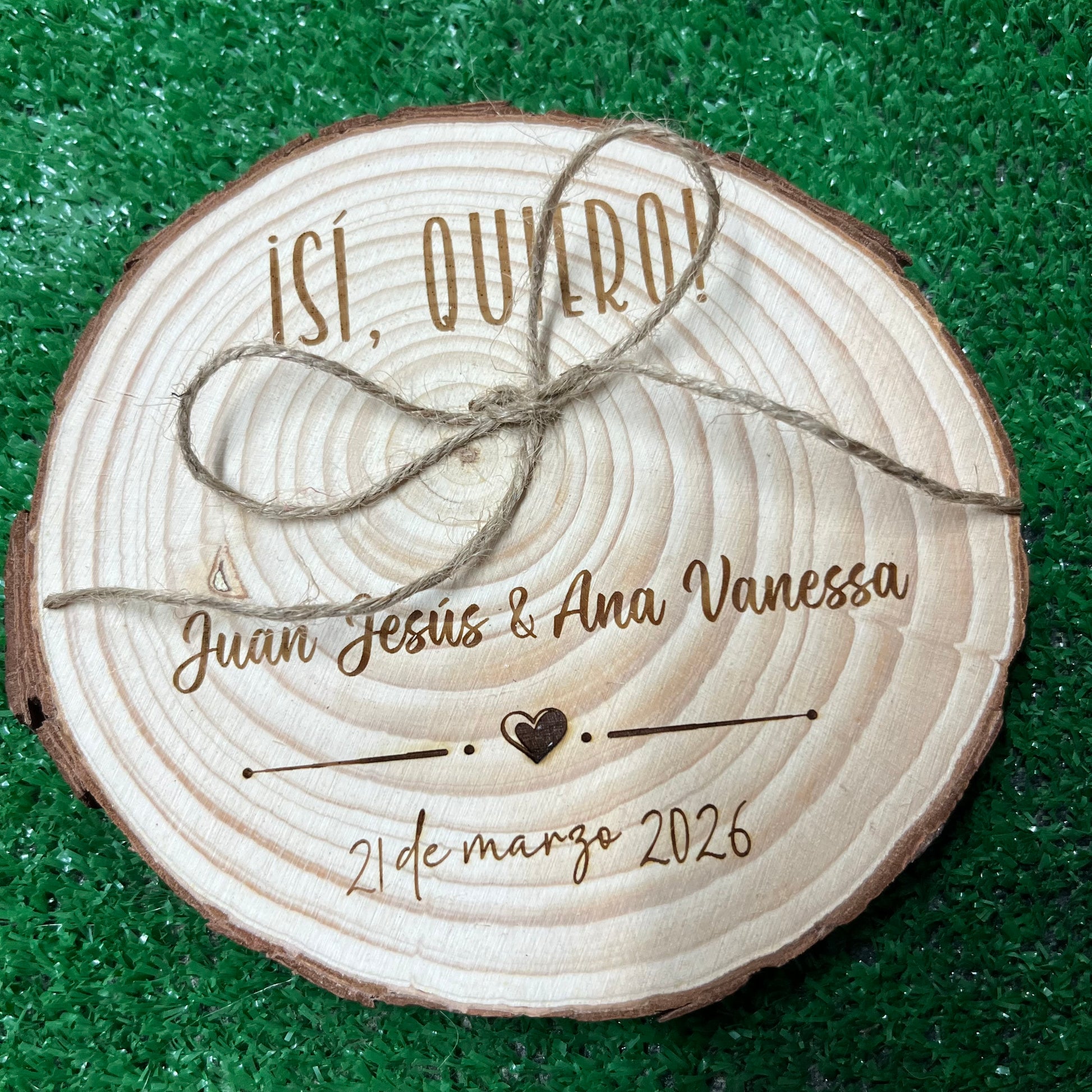 Porta alianzas de madera grabado con nombres Bodas originales