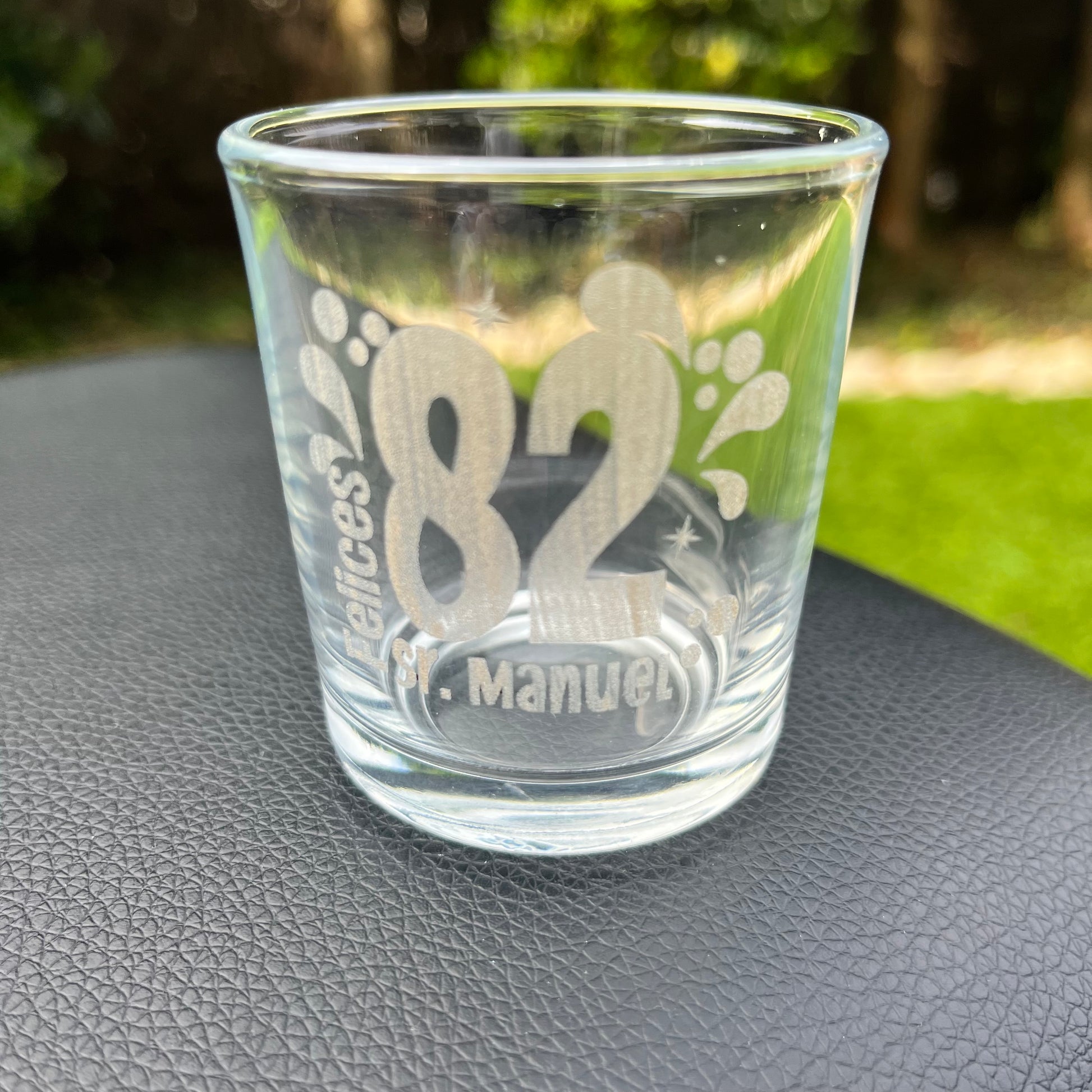 vaso de chupito grabado con laser para regalo de cumpleaños