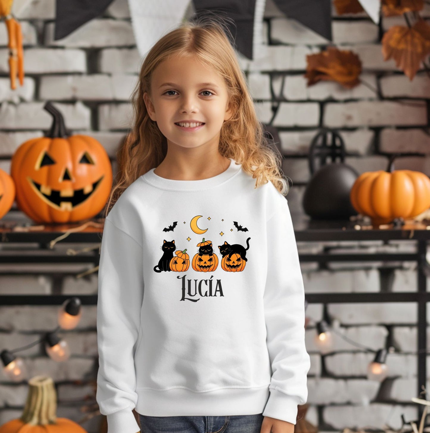 Sudades blanca con gatos negros y calabazas para halloween