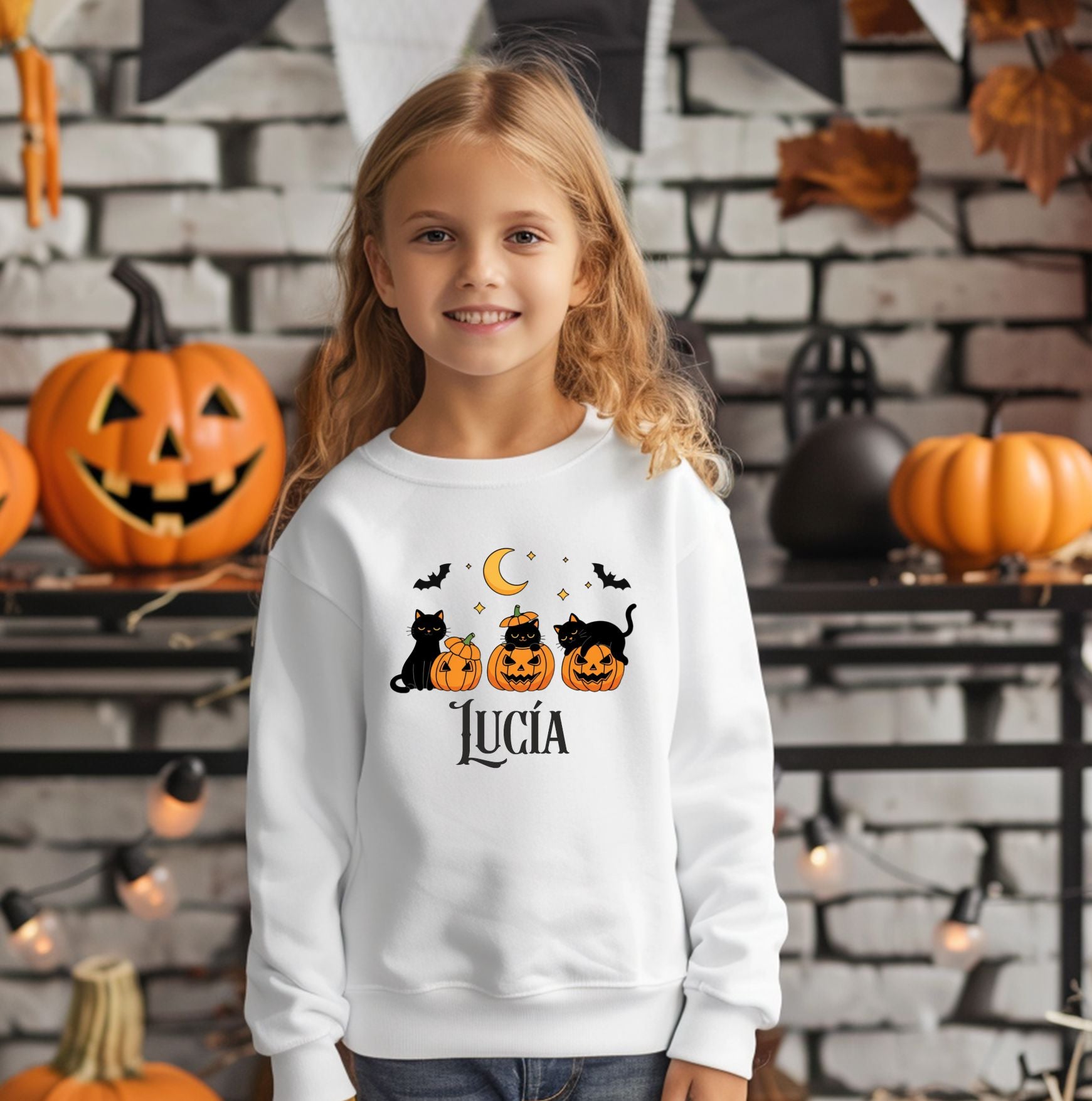 Sudades blanca con gatos negros y calabazas para halloween