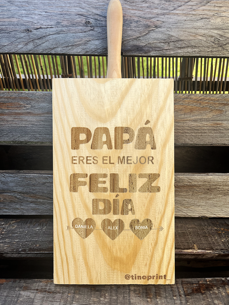 Tabla de madera personalizada para el día del padre con frases y nombres