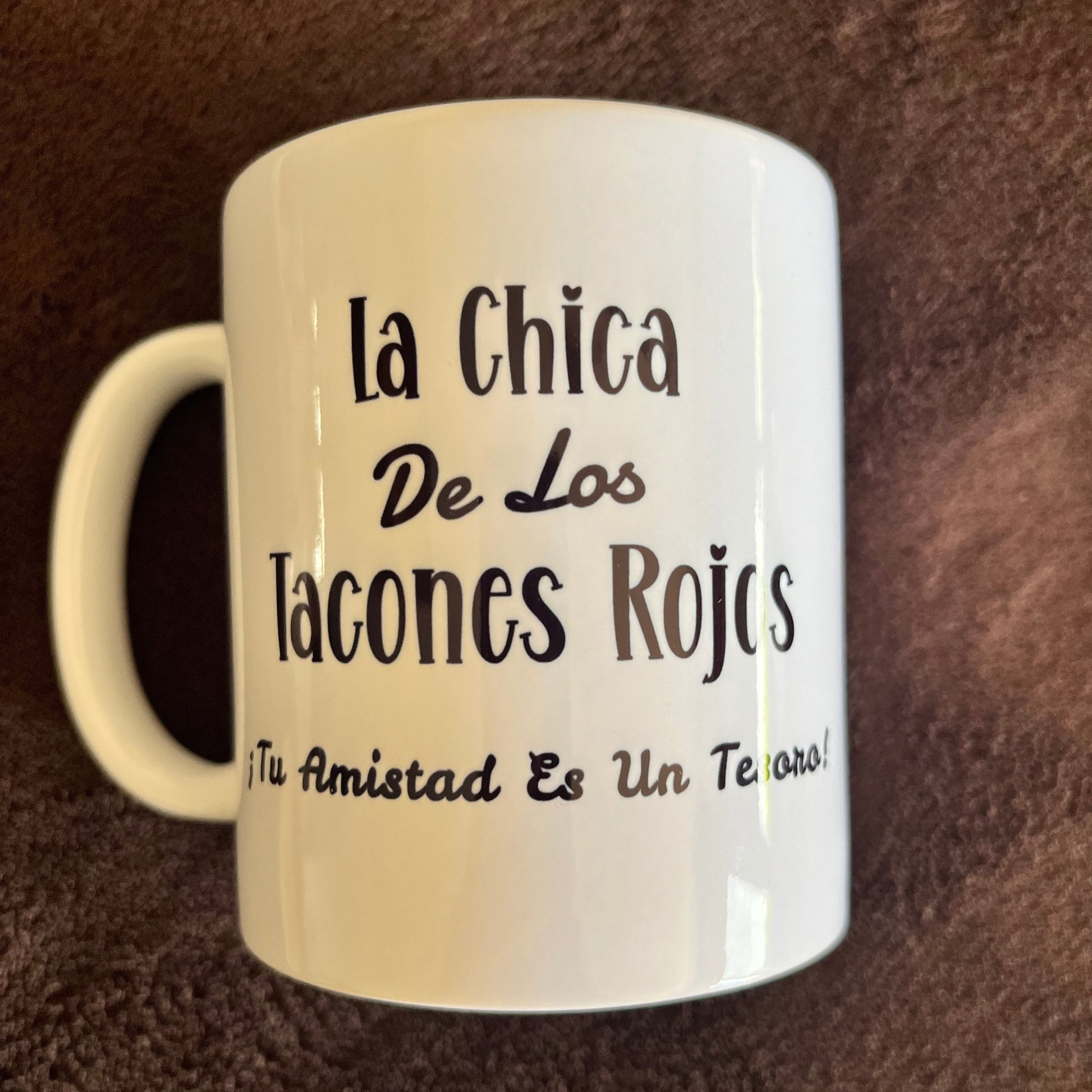 Taza blanca con diseño de tacones rojos para la amistad