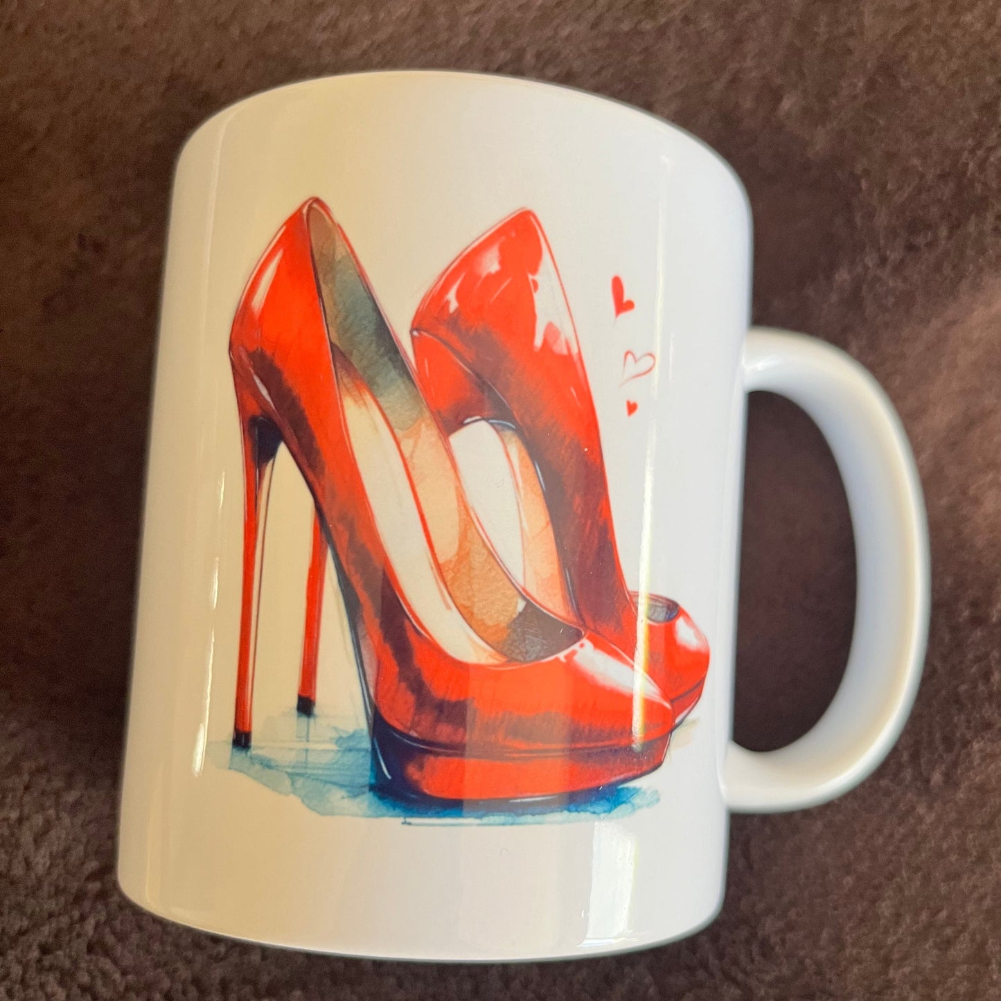 Taza de ceramica con diseño de tacones rojos