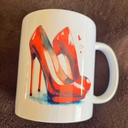 Taza de ceramica con diseño de tacones rojos