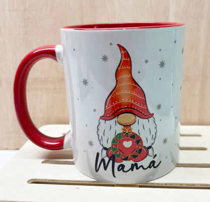 Taza blanca con detalles en rojo y diseño de nomo de navidad