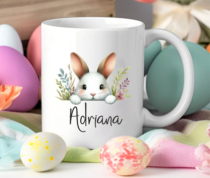 Taza de cerámica con diseño de conejito de pascua y nombre 