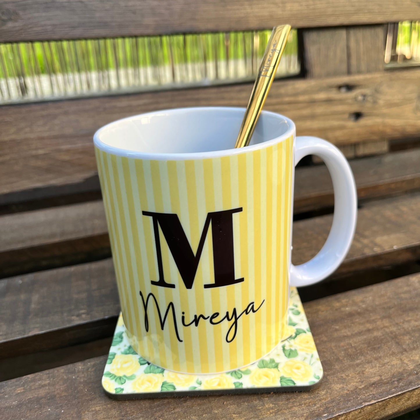 Kit de regalo personalizado con taza, posavasos y cuchara