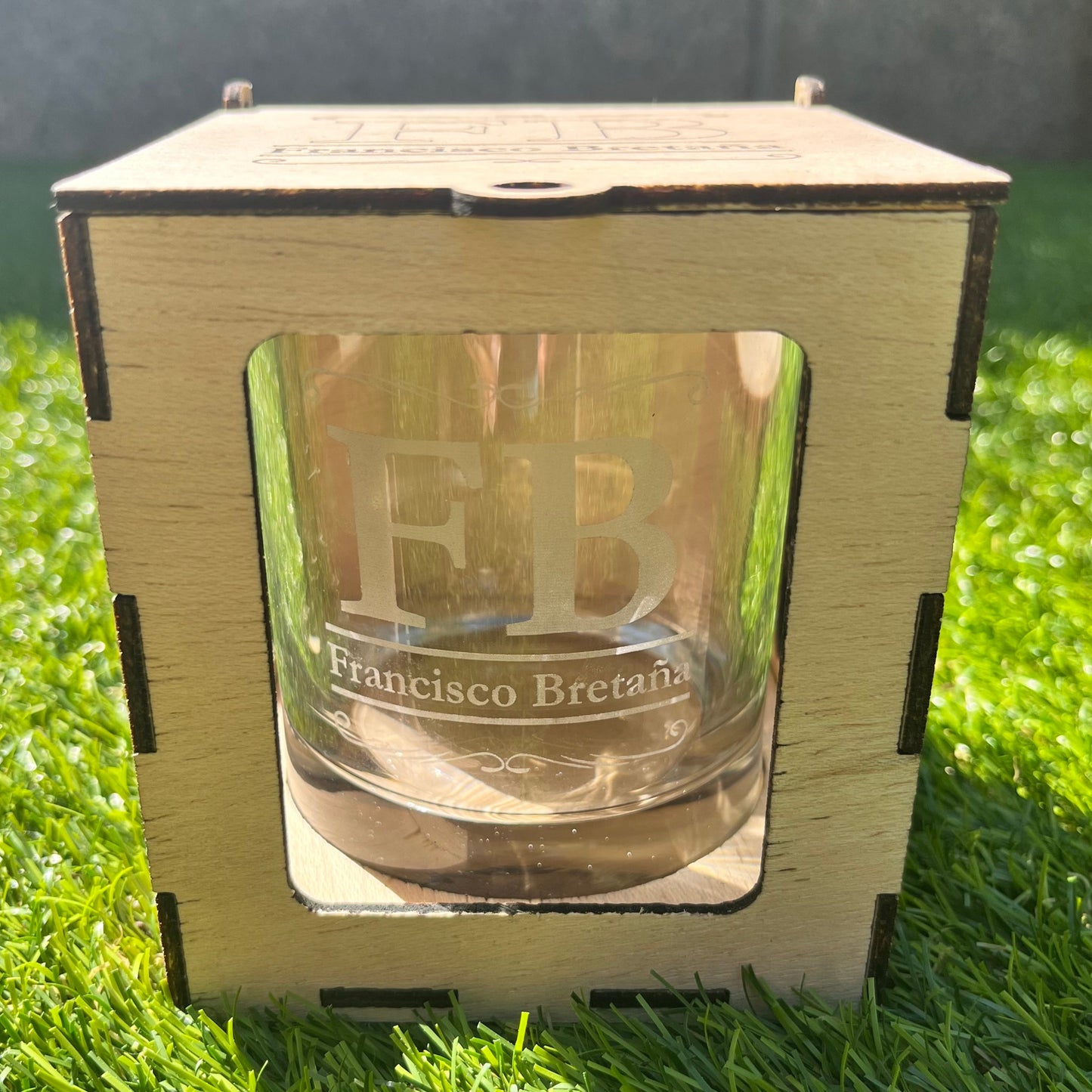 Vaso de Whisky grabado con láser presentado en caja de madera
