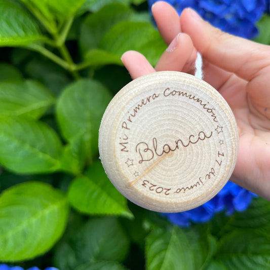 yoyó con grabado personalizado en madera para comuniones